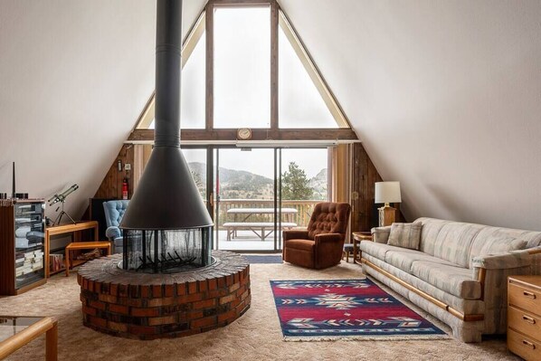 TV, fireplace, stereo