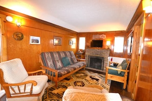 TV, fireplace - Sunshine Cabin - 2 bedroom 2 bath cabin with great views! (Estes Park)