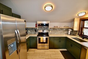 冷蔵庫、電子レンジ、オーブン、コンロ