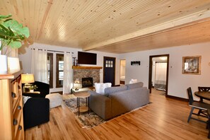 テレビ、暖炉、DVD プレーヤー、書庫