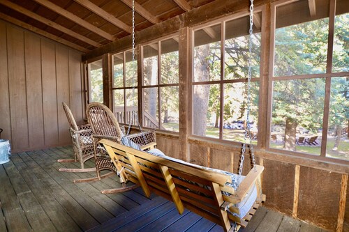 Blue Spruce Cabin - Historic 3 bedroom riverfront cabin