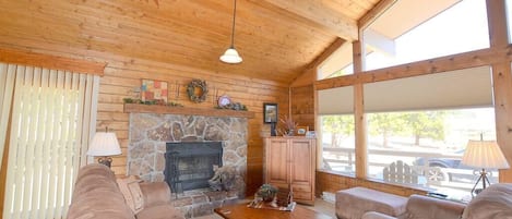 Flatscreentelevisie en een open haard