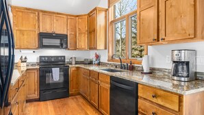 Coffee/tea maker, fridge, microwave, oven - Wild Basin-Mountain Townhouse in the Heart of Estes Park (Estes Park)