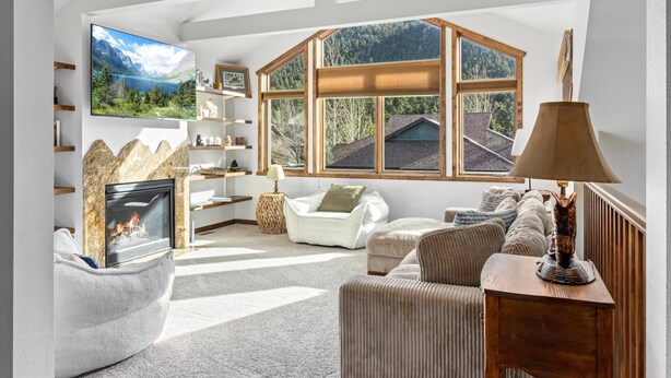 TV, fireplace, books - Wild Basin-Mountain Townhouse in the Heart of Estes Park (Estes Park)