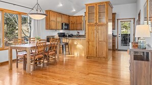 Dining - Wild Basin-Mountain Townhouse in the Heart of Estes Park (Estes Park)