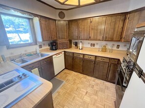 Fridge, microwave, oven, stovetop - Lodgepole - 2 bedroom monthly rental - Free WiFi (Estes Park)