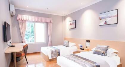 Zhuhai Zhufeng Business Hotel (Qianshan Branch, Weinan University)