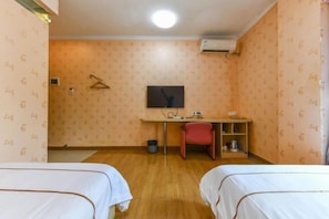 A hotel room with two beds, a desk, a chair, and a television. - Zhuhai Zhufeng Business Hotel (Qianshan Branch, Weinan University) (Zhuhai)