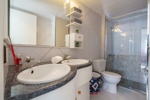 Een douche, een haardroger, handdoeken