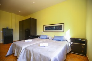 5 bedrooms, iron/ironing board, free WiFi, bed sheets