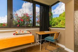 2 soverom, skrivebord, strykejern/-brett og reiseseng for barn