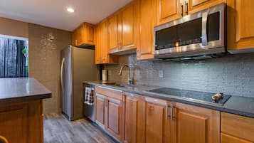 Fridge, microwave, stovetop, dishwasher