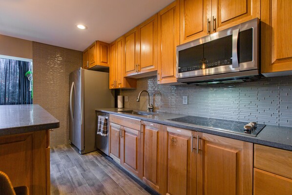 Kjøleskap, mikrobølgeovn, kokeplater og oppvaskmaskin