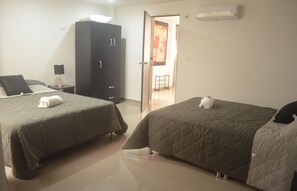 1 habitación, tabla de planchar con plancha, wifi gratis y ropa de cama 
