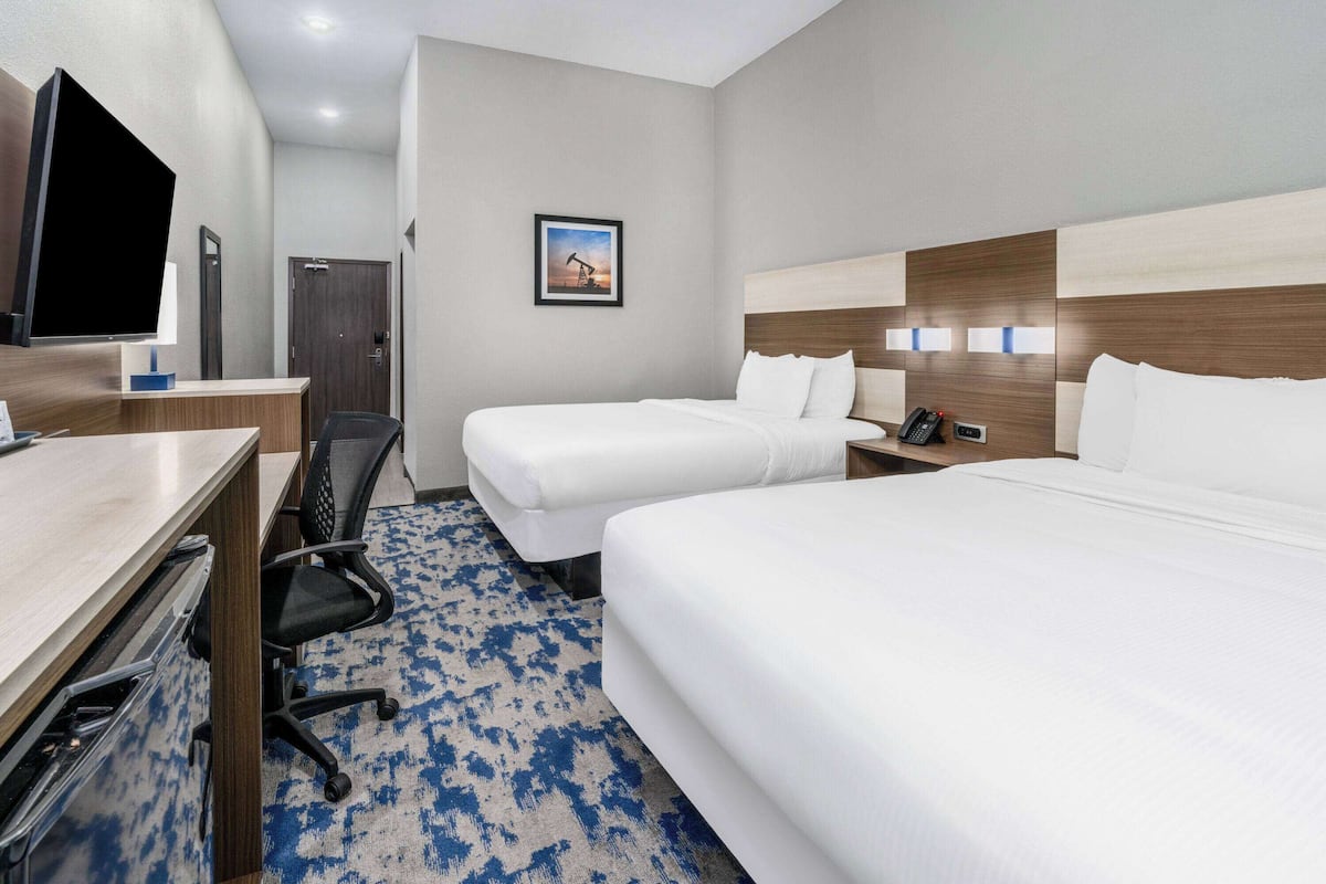Room, 2 Katil Ratu (Queen), Accessible, Non Smoking (Mobility,Tub w/Grab Bars) | Peralatan tempat tidur premium, dihias secara berasingan