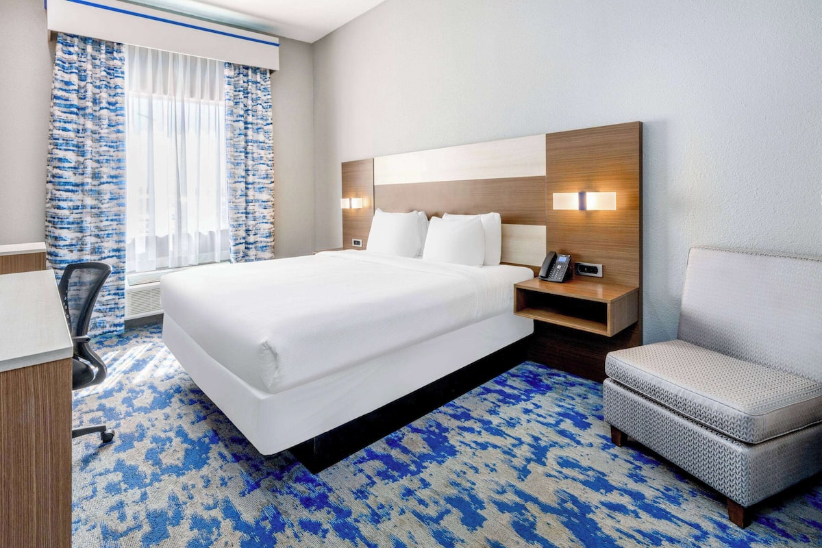 Peralatan tempat tidur premium, dihias secara berasingan