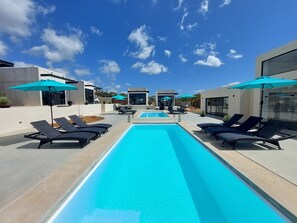 2 Außenpools, Sonnenschirme, Liegestühle