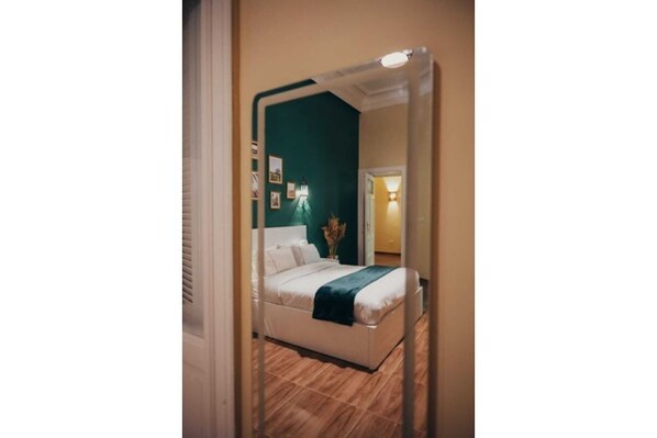 1 bedroom, desk, WiFi