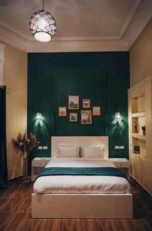 1 bedroom, desk, WiFi