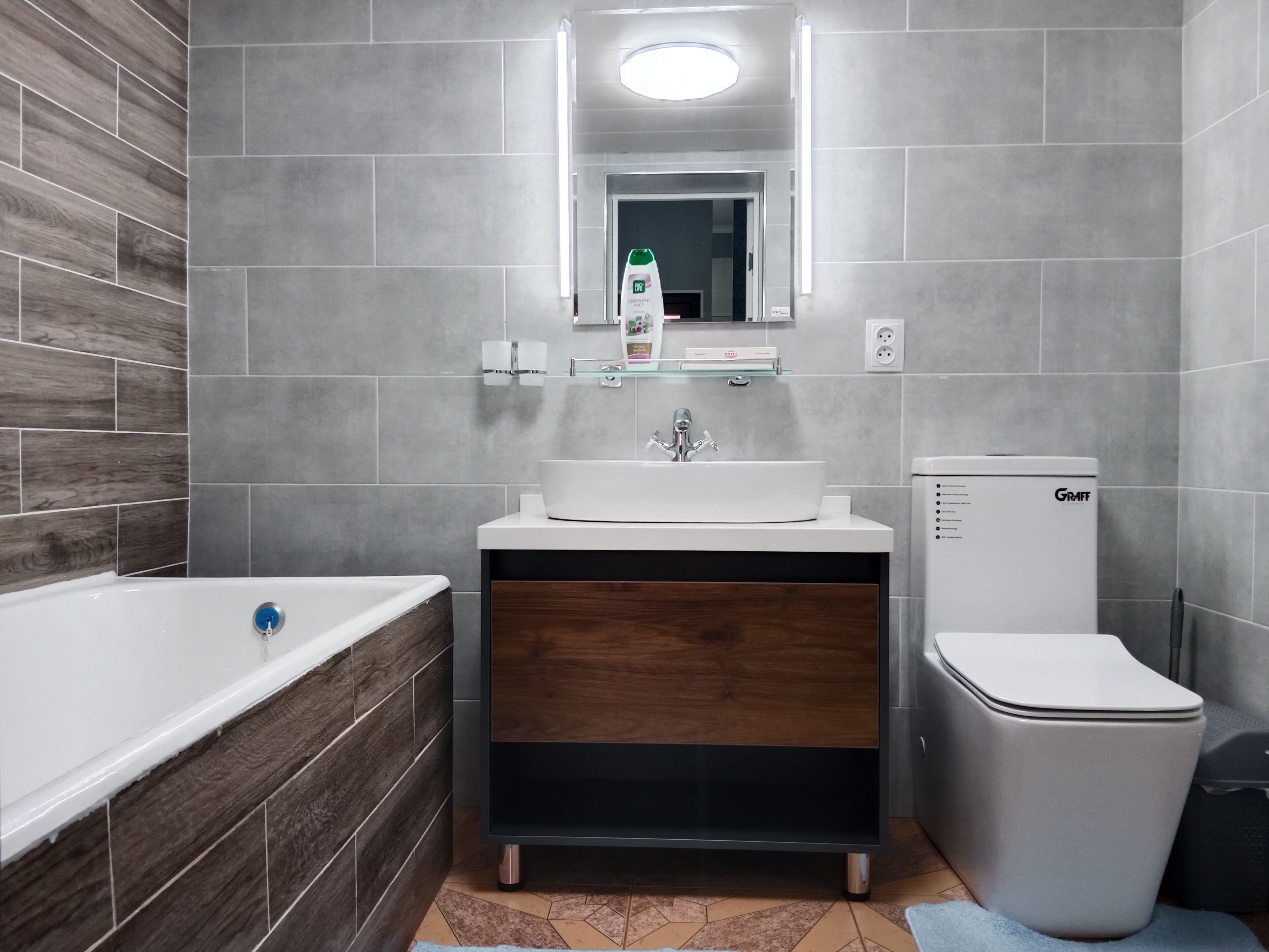 Cabin | Bathroom | Shower, hydromassage showerhead, free toiletries, hair dryer
