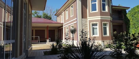 Vista frontal de la propiedad