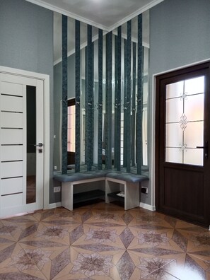 Cabin | Living area | 42-inch flat-screen TV with digital channels, TV, Netflix - House4you (Tashkent)