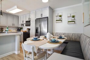 Dining - Relaxing Homey-Bright & Spacious (San Diego)