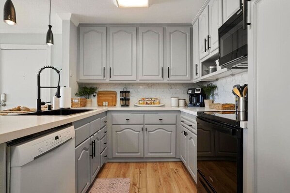 Fridge, microwave, oven, stovetop - Relaxing Homey-Bright & Spacious (San Diego)