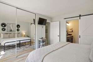 Desk, iron/ironing board, WiFi, bed sheets