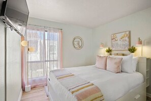 Desk, iron/ironing board, WiFi, bed sheets - Relaxing Homey-Bright & Spacious (San Diego)