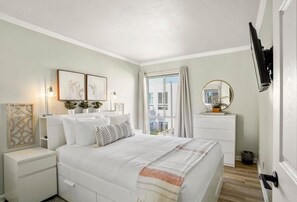 4 間睡房、書桌、熨斗/熨衫板、可攜式嬰兒床