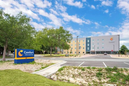 Comfort Inn Suites Destin near Henderson Beach - Image 10