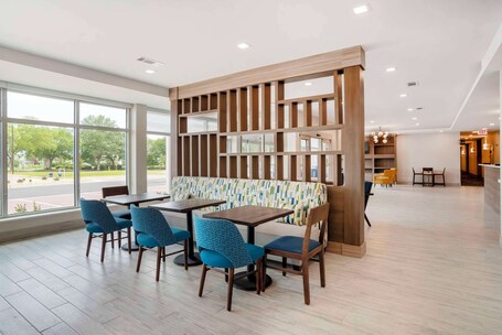 Comfort Inn Suites Destin near Henderson Beach - Image 7