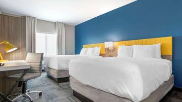 Quarto standard, 2 camas Queen, para não fumantes | 1 quarto, escrivaninha, espaço de trabalho para notebook