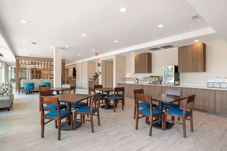 Comfort Inn Suites Destin near Henderson Beach - Image 21