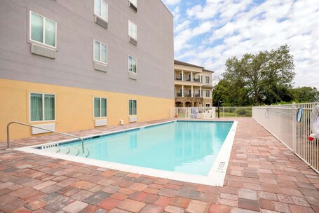 Comfort Inn Suites Destin near Henderson Beach - Image 15