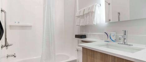 Ein modernes Badezimmer mit Badewanne, Toilette und Waschbecken.