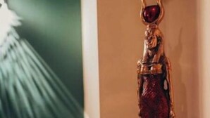 A statue of a figure with a red headdress and a rectangular base with inscriptions. - Cozy 1 bedroom Queen and single bed 2 (Cairo Governorate)