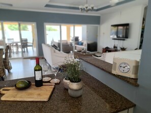 Smart TV - Amazing Modern and very Clean Vacation Villa -EMERALD AREA -3 minutes from beach (Noord)