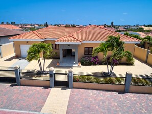 Exterior - Amazing Modern and very Clean Vacation Villa -EMERALD AREA -3 minutes from beach (Noord)