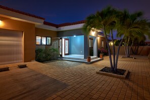 Exterior - Amazing Modern and very Clean Vacation Villa -EMERALD AREA -3 minutes from beach (Noord)