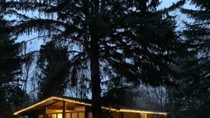 A lodge with a covered deck and a staircase leading to the entrance. - Cozy chalet w/heated pool, hot tub, sauna 3 min dr. to the Blue Mountain village (The Blue Mountains)