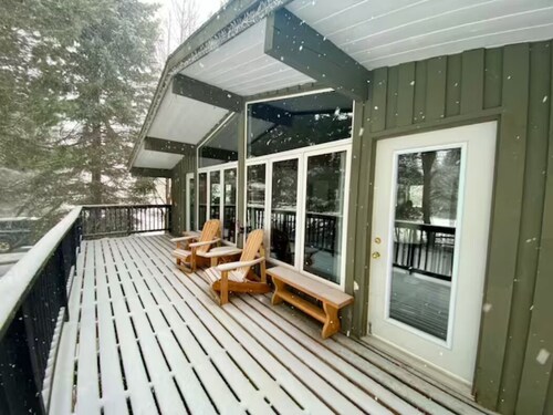 Cozy chalet w/heated pool, hot tub, sauna 3 min dr. to the Blue Mountain village