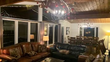 Smart TV, fireplace, DVD player