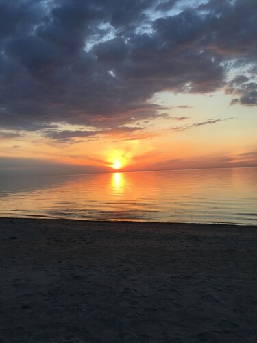 Cozy cabin just steps to the beach!