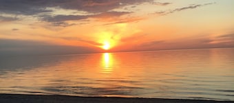 Cozy cabin just steps to the beach!