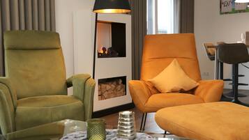 Fernseher, Kamin, Bücher, Stereoanlage