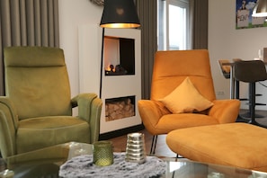 Télévision, cheminée, livres, chaßne hi-fi