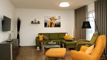 Tv, eldstad, böcker och en stereo