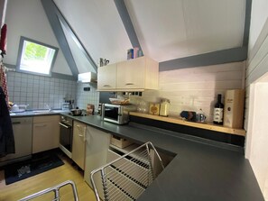 ثلاجة، ميكروويف، فرن، غسالة أطباق